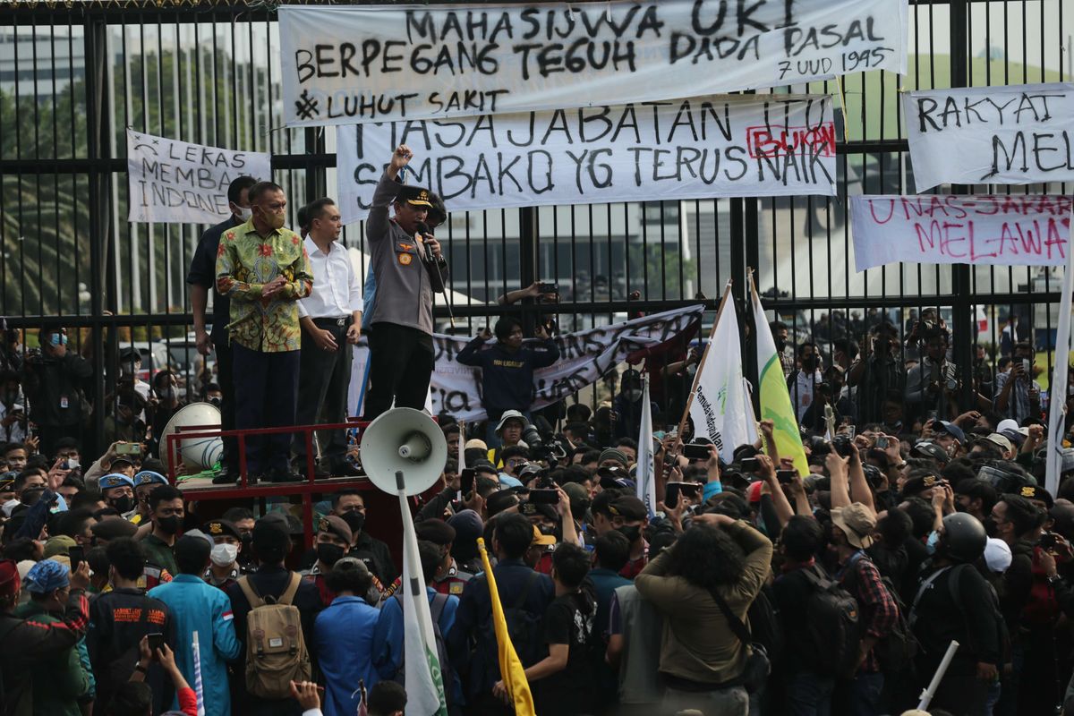 Polisi menangkap seorang demonstran saat untuk rasa di depan Kompleks Parlemen, Senayan, Jakarta, Senin (11/4/2022). Unjuk rasa di depan Gedung DPR/MPR RI menolak penundaan pemilu 2024 atau masa jabatan presiden 3 periode berakhir ricuh.