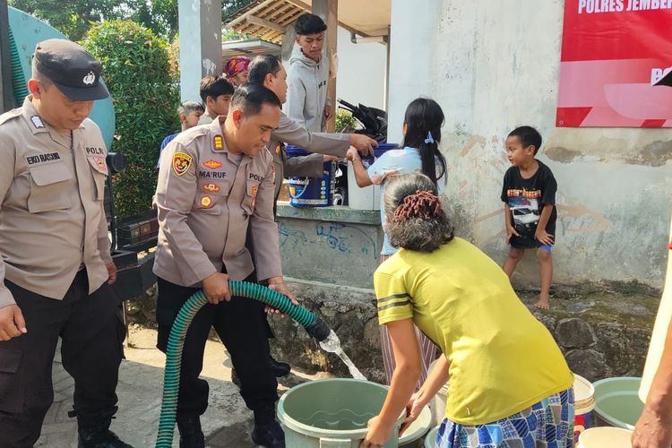 Polres Jember mengirimkan bantuan air pada warga yang sumurnya kering, Minggu (18/6/2023)