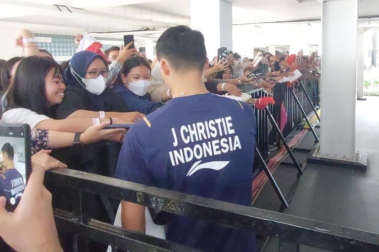 Jonatan Christie saat menyapa penggemar seusai menjalani konferensi pers Indonesia Open 2023 di Istora Senayan, Jakarta, Rabu (14/6/2023). Jonatan melaju ke babak 16 besar setelah mengalahkan Kanta Tsuneyama dengan skor 21-17, 21-10. 