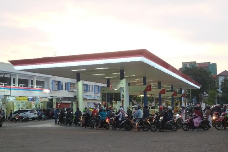 Ilustrasi perbandingan harga Pertamax vs Shell Super, harga BBM Revvo 92, hingga harga BP 92 hari ini.