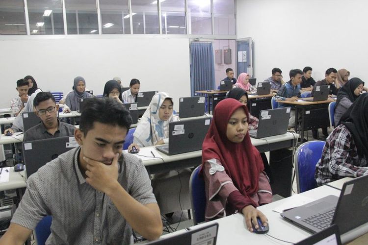 Peserta Seleksi Bersama Masuk Perguruan Tinggi Negeri (SBMPTN) saat mengikuti Ujian Tertulis Berbasis Komputer.