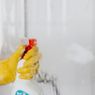 Cara Hilangkan Noda Air di Pintu Kaca Kamar Mandi 