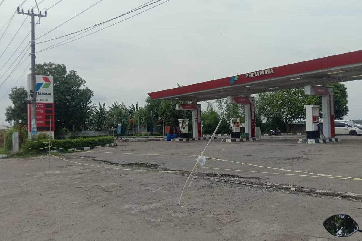 SPBU 34.413.06 di Desa Amansari, Kecamatan Rengasdengklok, Karawang, Jawa Barat ditutup pada Rabu (4/1/2023), usai puluhan kendaraan mogok setelah mengisi BBM di SPBU tersebut.