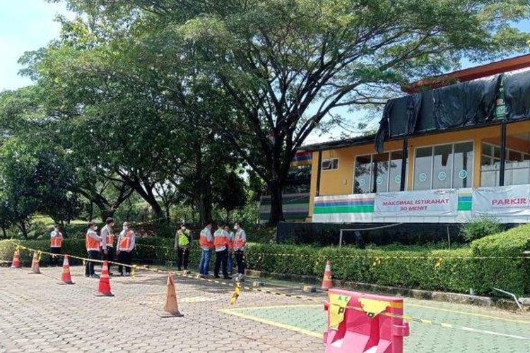 Sterilisasi penutupan Rest Area 86B akibat munculnya kepulan asap di dalam tanah, Senin (7/4/2025). 

