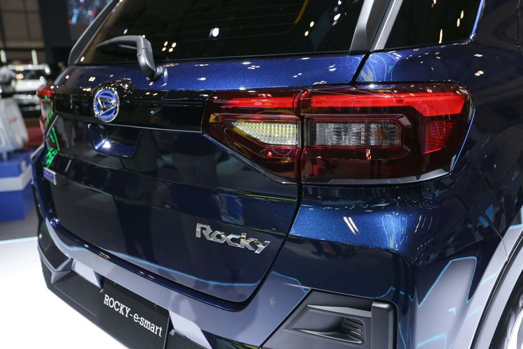 Daihatsu Rocky Hybrid dipamerkan di ajang Gaikindo Indonesia International Auto Show (GIIAS) 2022 di ICE BSD, Tangerang, Jumat (12/8/2022). Rocky Hybrid atau Rocky Series Hybrid menggunakan teknologi hibrida seri. Mesin konvensional pada mobil ini berfungsi sebagai generator untuk menyuplai energi ke baterai.