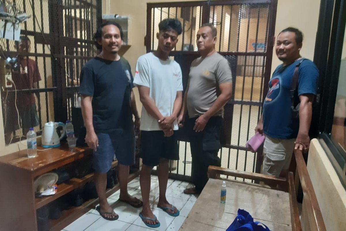 Polisi saat menggelandang Wibi ke Mapolsek Sidoharjo Sragen. 