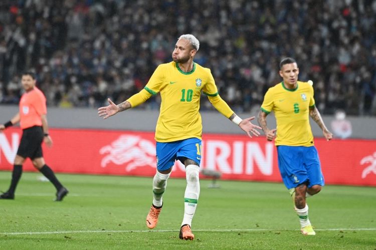 Penyerang timnas Brasil Neymar (dua dari kiri) berselebrasi usai mencetak gol penalti ke gawang Jepang pada laga uji coba internasional di Japan National Stadium, Tokyo, Senin (6/6/2022) petang WIB.