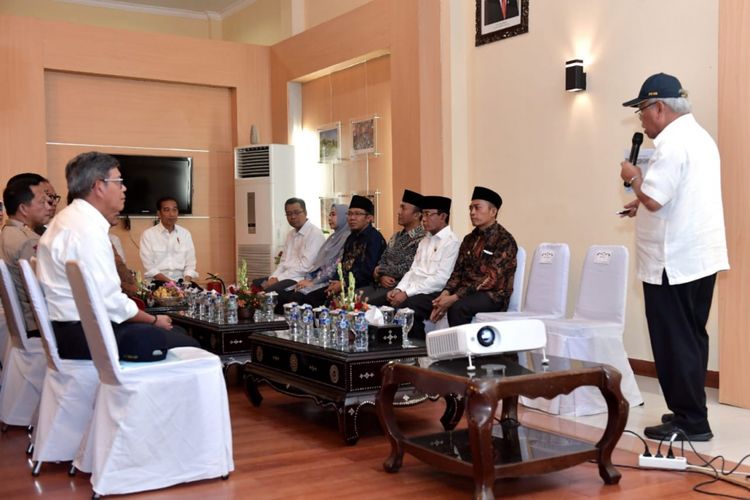 Presiden Joko Widodo saat memimpin rapat terbatas membahas percepatan pemulihan Lombok, NTB pascabencana. Rapat digelar di ruang tunggu Bandara Internasional Zainuddin Abdul Madjid, Lombok Tengah, Kamis (18/10/2018).