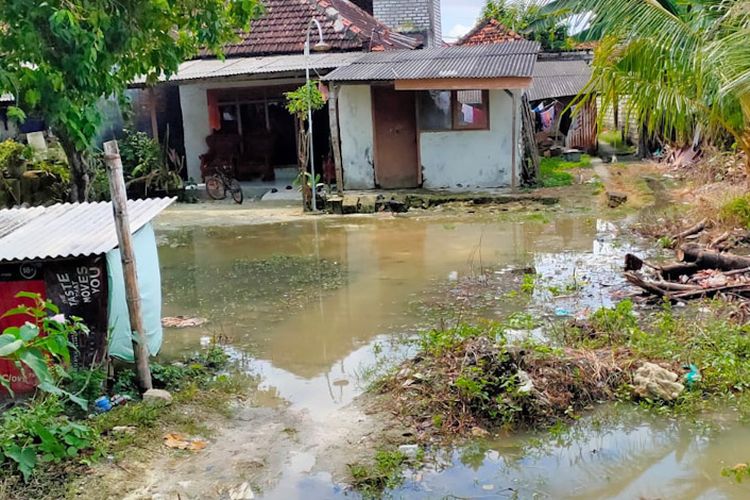 Banjir rob akibat laut pasang yang melanda Desa Pangkahwetan, Kecamatan Ujungpangkah, Gresik, Jawa Timur, Rabu (15/6/2022).