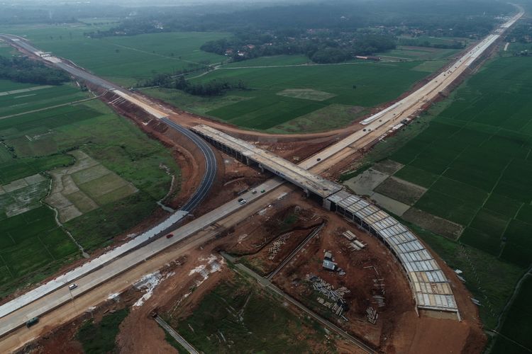 Foto udara kendaraan pemudik melintasi di ruas tol fungsional Batang-Semarang, Jawa Tengah, Selasa (12/6/2018). Kenaikan volume kendaraan mengakibatkan antrean sepanjang 1 kilometer jelang exit toll Grinsing dan adanya pembangunan Jembatan Kalikuto dan dijadwalkan baru akan selesai pada H-2 lebaran.