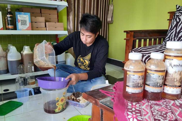 Aklis Nurdiyansyah (26), pemilik Madu Wijaya, sedang mengemas madu di Desa Tuksongo, Kecamatan Borobudur, Kabupaten Magelang, Jawa Tengah, Sabtu (8/10/2022)