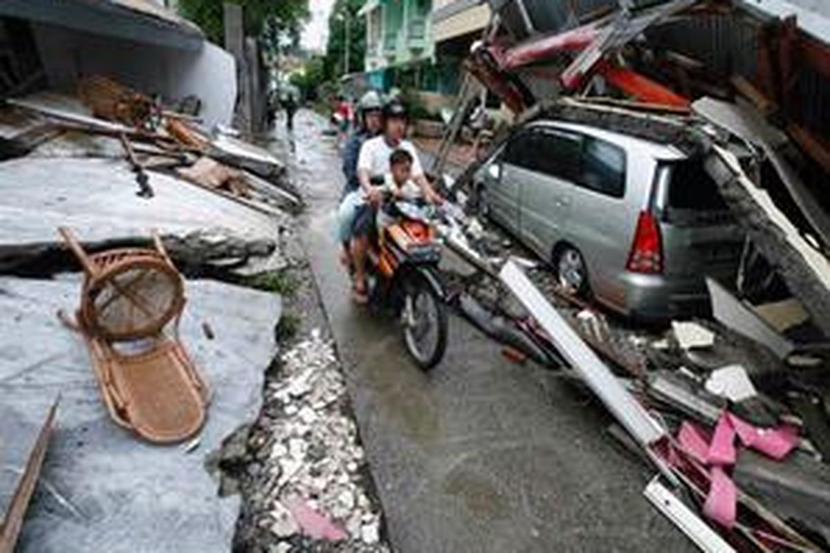 Reruntuhan bangunan pascagempa tektonik di Padang, Sumatera Barat, Kamis (1/10).