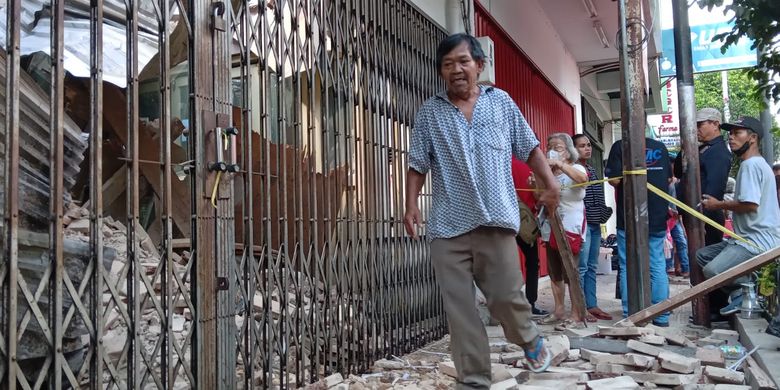  Sebuah toko emas bernama Ibu Kota ambruk usai gempa M 5,6 yang mengguncang Cianjur, Jawa Barat, Senin (21/11/2022).