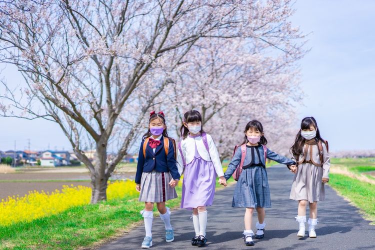 ilustrasi anak-anak sekolah di Jepang berjalan kaki.