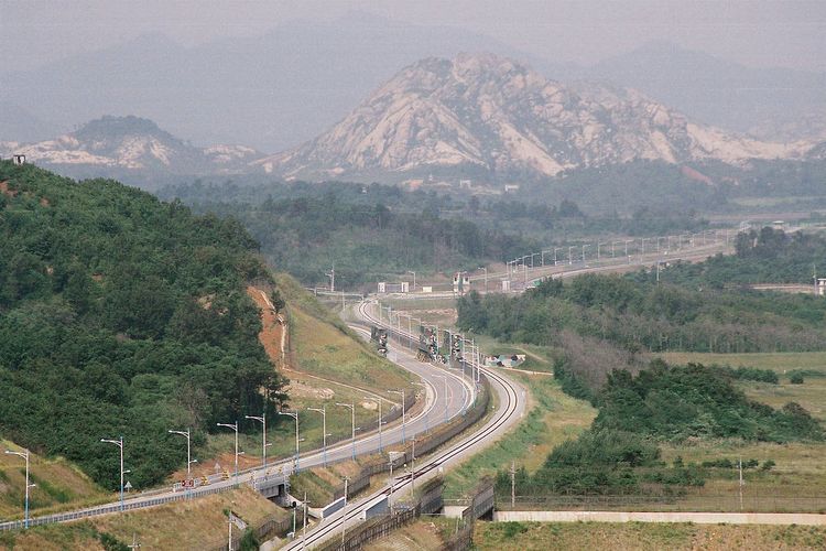 Jalan penghubung Korea Utara-Korea Selatan di Donghae, Zona Demiliterisasi (DMZ) kedua negara. Foto diambil dari Goseong Tongil-Jeonmangdae (Unification Observatory), Korea Selatan.