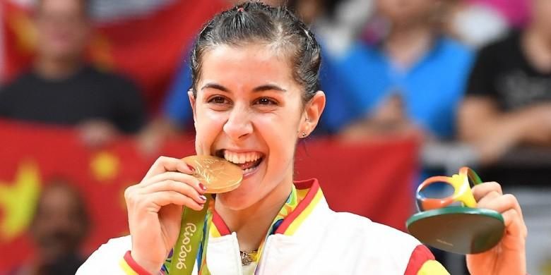 Carolina Marin gembira dengan medali emas Olimpiade yang diraihnya di Rio 2016, Jumat (19/8/2016). 