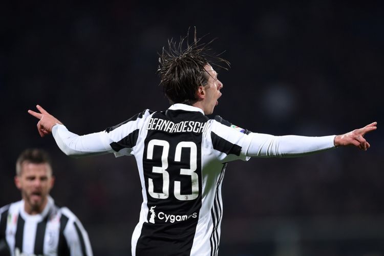 Pemain Juventus, Federico Bernardeschi, merayakan gol yang dia cetak ke gawang Fiorentina dalam laga Liga Italia di Stadion Artemio Franchi, Florence, pada 9 Februari 2018.  