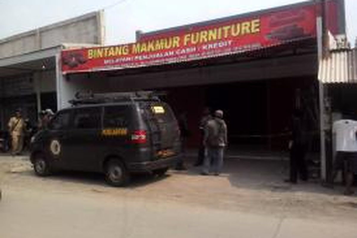 Toko furnitur di Jalan Nausah, Tambun Timur, Bekasi, yang terbakar, Rabu (19/3/2014).