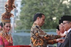 Bertemu Gadis, Penari Cantik Pembawa Baki Penghargaan di Samping Jokowi