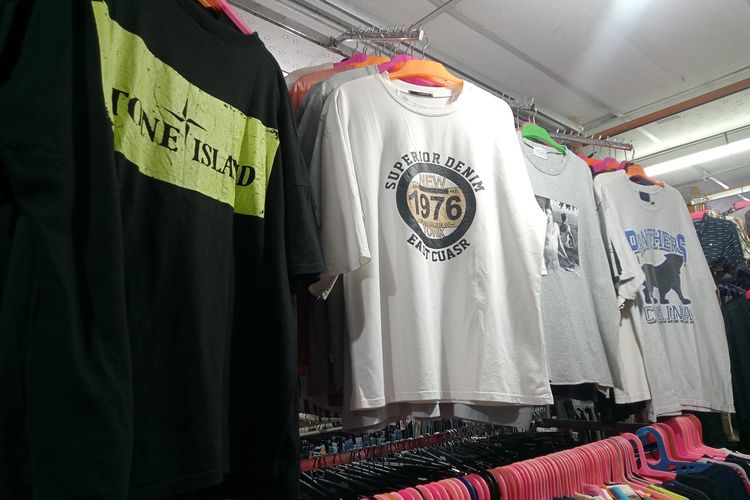 Kaos-kaos branded di kios thrift Metro Atom Pasar Baru.