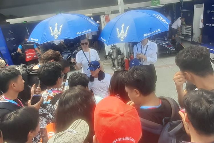 Pebalap Maserati, Maximilian Gunther, melayani para penonton yang meminta tanda tangan dan foto dalam sesi pit lane walk menjelang balapan Formula E Jakarta 2023 di Jakarta International E-Prix Circuit, Minggu (4/6/2023) siang WIB.