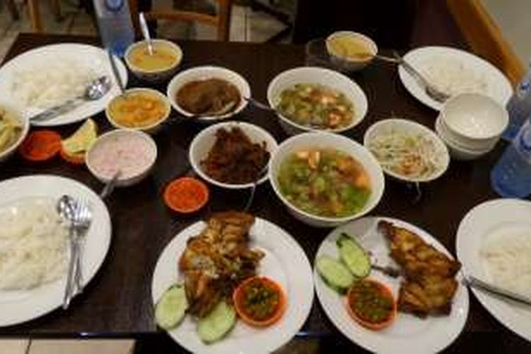 Beragam menu ala Indonesia tersedia di Restoran Nelayan di Swanston Street, Melbourne, Australia. Pada bulan Ramadhan, menu makanan untuk takjjil dibagikan gratis.