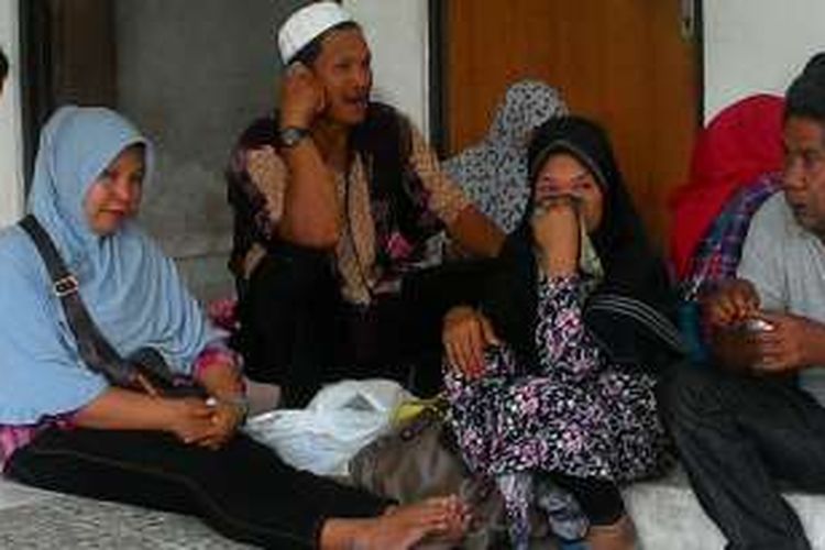 Keluarga dari Rahmad, korban tabrakan speedboat, dari PPU tengah menunggu di RS Pertamina Balikpapan, Kaltim.
