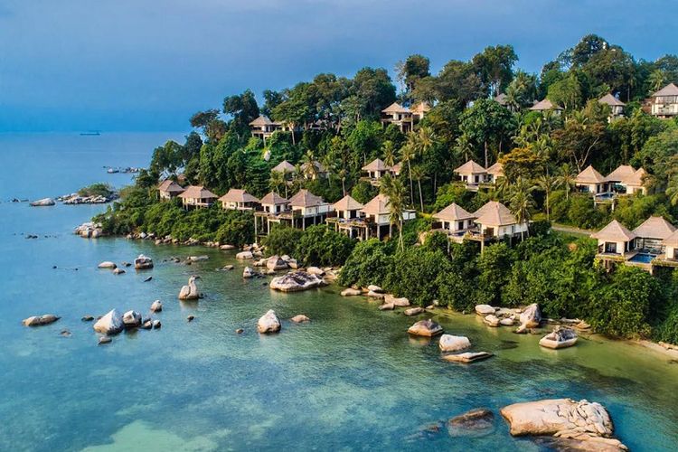 Pulau Bintan di Kepri menyuguhkan panorama laut biru berair jernih dengan batuan granit. Deretan pohon kelapa jadi suguhan pemandangan yang apik. 