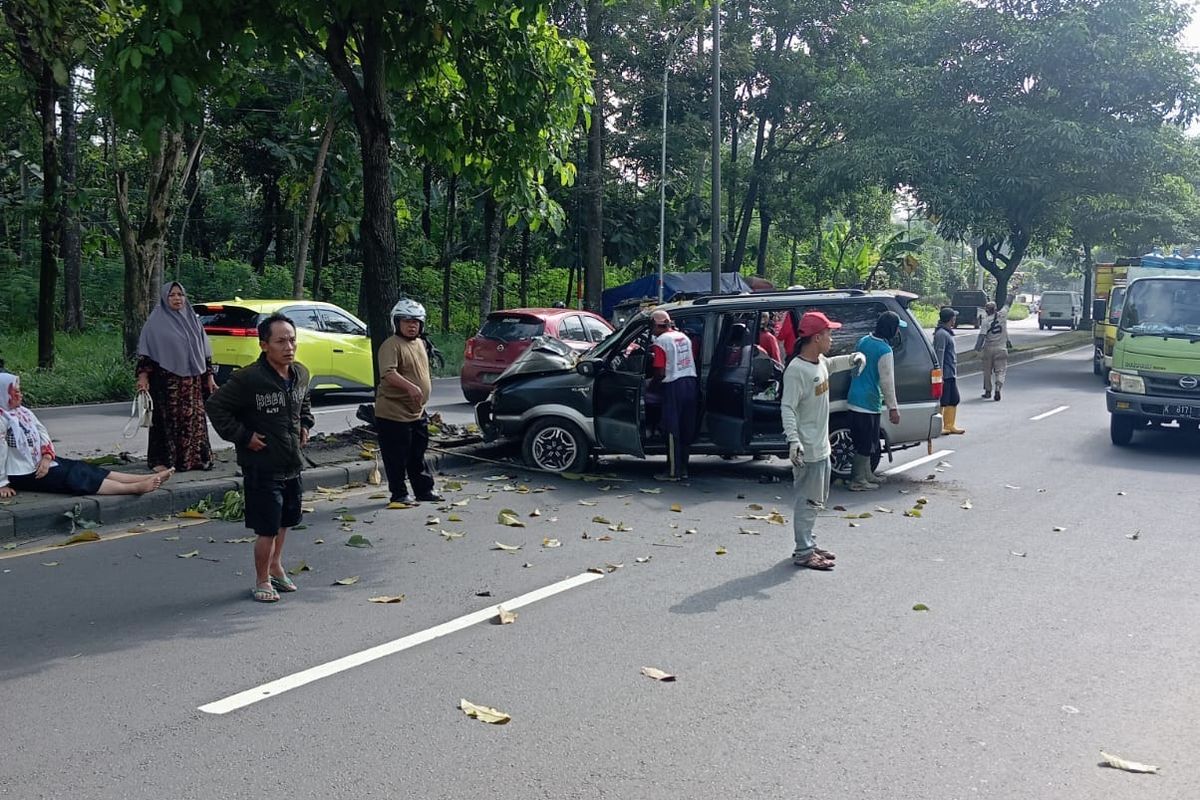 Mobil Toyota H 1107 ML oleng dan menabrak pohon di Jalan Lingkar Salatiga
