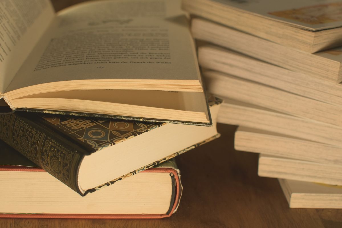 Ilustrasi Buku Berisi Puisi