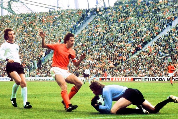 Johan Cruyff (oranye) berduel dengan Sepp Maier saat Belanda melawan Jerman Barat pada partai final Piala Dunia 1974 di Muenchen, 7 Juli 1974.