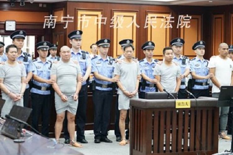 Keenam terdakwa dengan lima di antaranya pembunuh bayaran ketika disidang di Pengadilan Menangah Rakyat Nanning, China. Keenamnya terbukti bersalah dalam upaya pembunuhan 2016 lalu.
