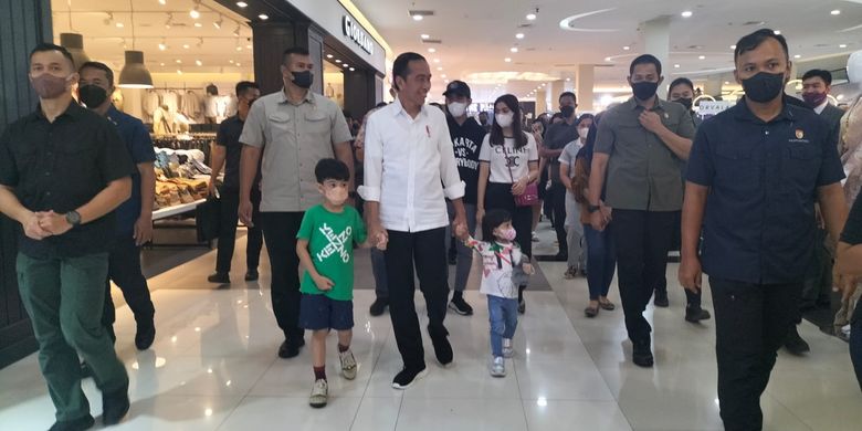 Presiden Jokowi mengajak kedua cucunya Jan Ethes Srinarenda dengan La Lembah Manah bermain ke area bermain Mall Paragon Solo, Jawa Tengah, Sabtu (11/19/2022).
