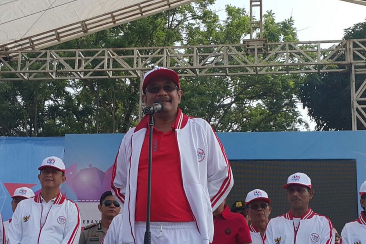 Gubernur DKI Jakarta Djarot Saiful Hidayat memberikan sambutan dalam acara Kebayoran Lama Fun Walk di Lapangan Ahmad Yani, Kebayoran Lama, Jakarta Selatan, Minggu (10/9/2017).