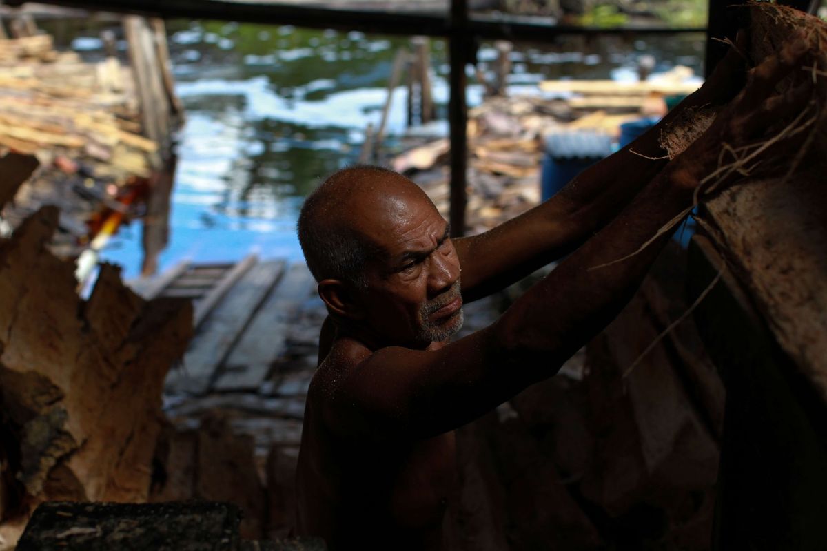 Suratin membuat sagu basah di kilang sagu, Sungai Tohor, Tebing Tinggi Timur, Kepulauan Meranti, Riau, Jumat (12/2/2021). Komoditi sagu sudah menjadi mata pencaharian utama warga Sungai Tohor. Tanaman sagu membantu mempertahankan ekosistem gambut di Sungai Tohor, sekaligus mendorong ketahanan pangan masyarakat setempat.