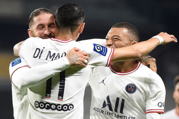 Bek Paris Saint-Germain (PSG), Sergio Ramos (kiri), merayakan gol dengan Kylian Mbappe (kanan) dan Angel Di Maria (tengah) setelah mencetak gol pada pertandingan Ligue 1 Angers vs PSG di Stadion Raymond-Kopa di Angers, Perancis, pada 20 April 2022.