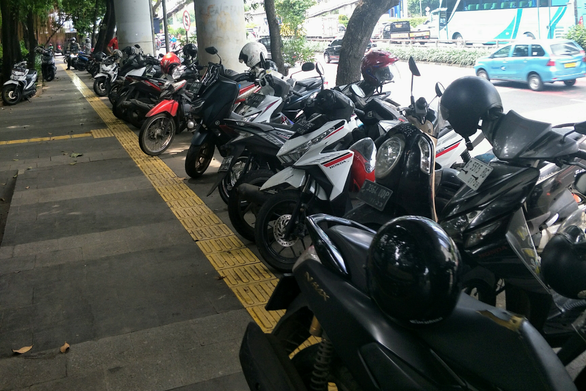 Sejumlah kendaraan parkir sembarangan di trotoar Jalan Raya Gatot Subroto buntut pemberlakuan Car Free Day di Mapolda Metro Jaya, Jumat (17/3/2023).