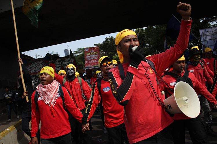 Massa buruh melakukan orasi saat aksi tolak UU KPK dan sejumlah RUU yang dinilai kontroversia, di kawasan simpang susun Semanggi, Senayan, Jakarta Pusat, Senin (30/9/2019).