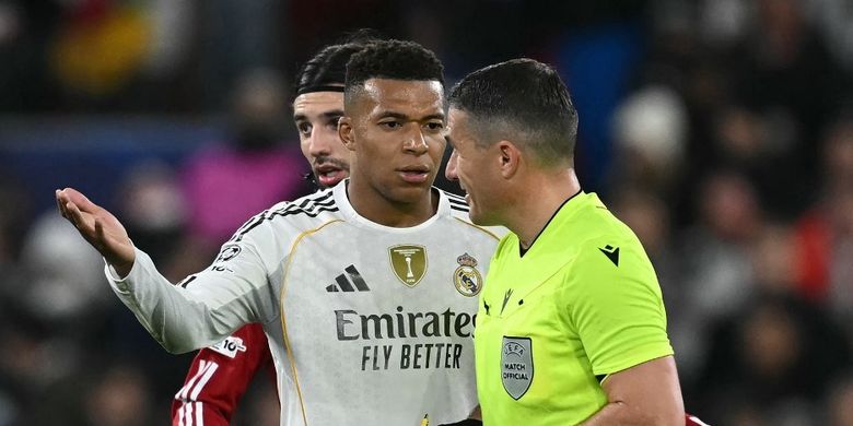 Penyerang Real Madrid, Kylian Mbappe, berbicara dengan wasit Rumania Istvan Kovacs (kanan) pada laga Liga Champions antara Liverpool dan Real Madrid di Anfield di Liverpool, barat laut Inggris pada 4 November 2025.