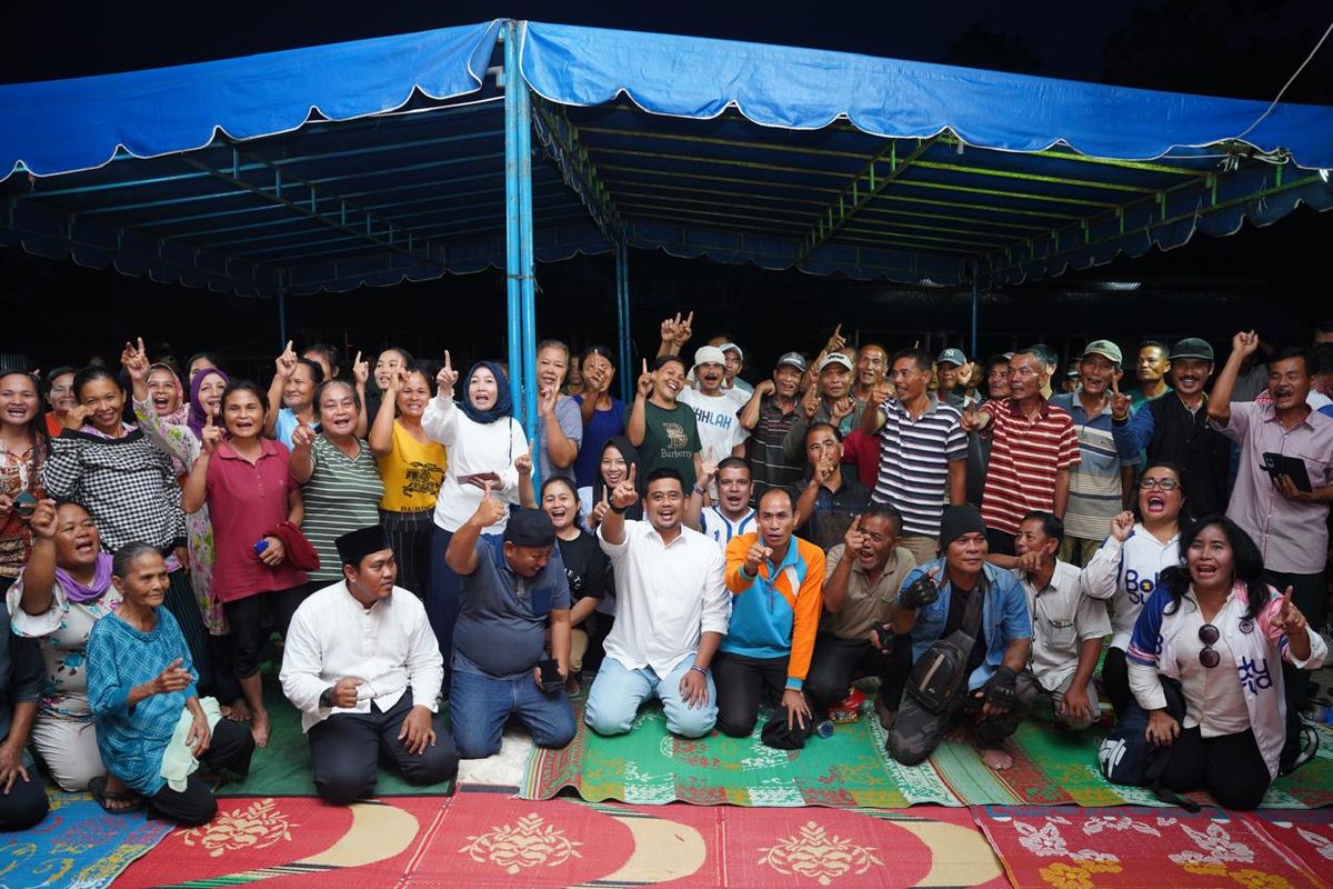 Calon gubernur Sumatera Utara nomor urut 1 Bobby Nasution saat berkampanye di Kecamatan Bawolato, Nias, Sumut, Sabtu (2/11/2024)