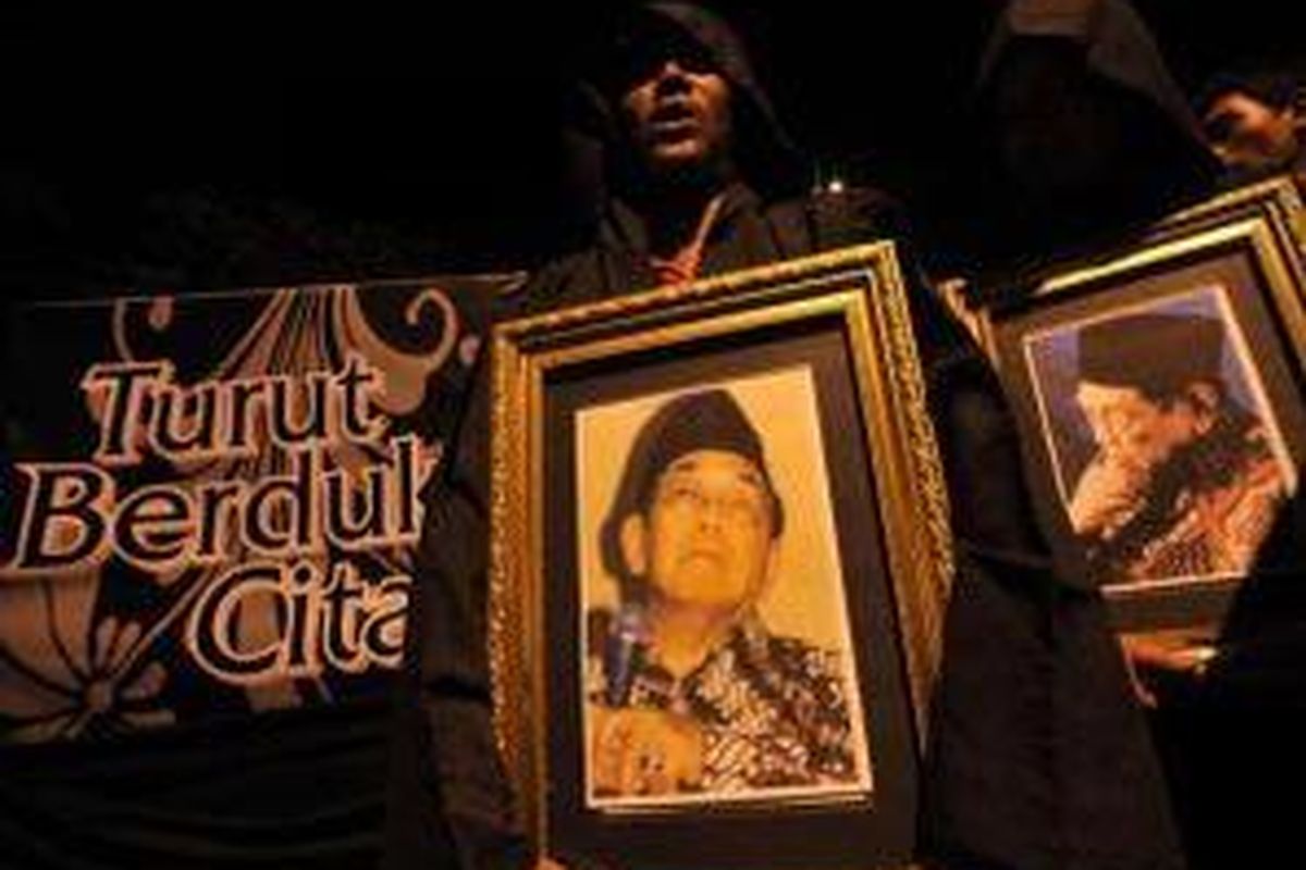 Masyarakat menggelar doa untuk almarhum Abdurrahman Wahid alias Gus Dur di Bundaran Gladak, Solo, Jawa Tengah, Rabu (30/12/2009) malam.