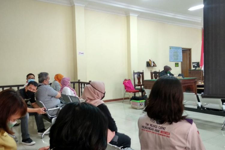 Suasana sidang tuntutan online dua terdakwa kasus balita yang hilang saat dititipkan di PAUD Yusuf Achmad Ghazali, di Pengadilan Negeri, Samarinda, Kaltim, Senin (6/7/2020). 