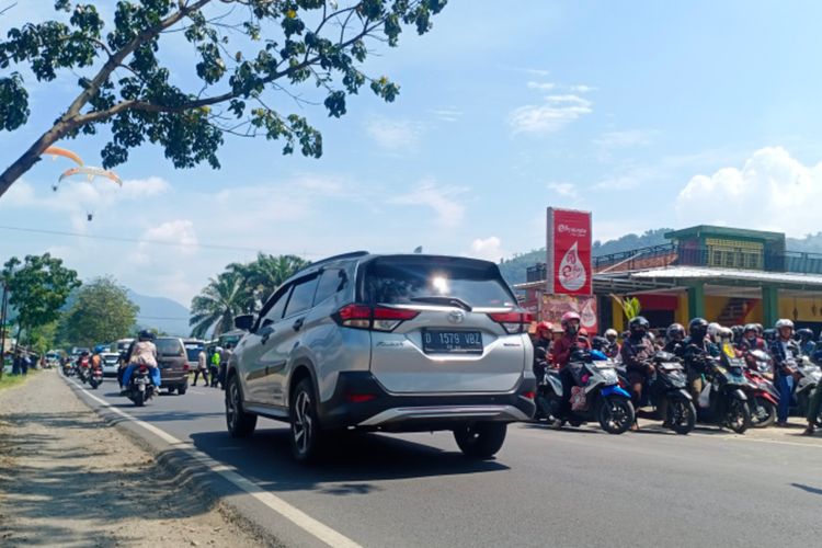 Arus kendaraan dari arah Limbangan menuju Bandung padat saat melintasi kawasan Limbangan setelah Pasar Limbangan