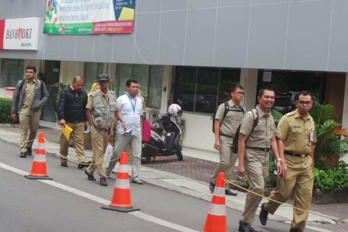 Pegawai negeri sipil (PNS) DKI Jakarta pulang lebih awal selama bulan Ramadhan, yakni pukul 14.00. Hal ini berdasar Keputusan Gubernur Nomor 1348 Tahun 2016 tentang Pengaturan Jam Kerja Selama Bulan Suci Ramadhan Tahun 2016.