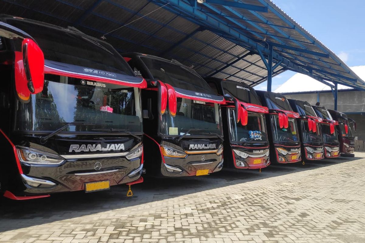 Unit bus AKAP PO Ranajaya asal Blitar yang dikandangkan karena penutupan operasional sementara selama PPKM Darurat 3-20 Juli
