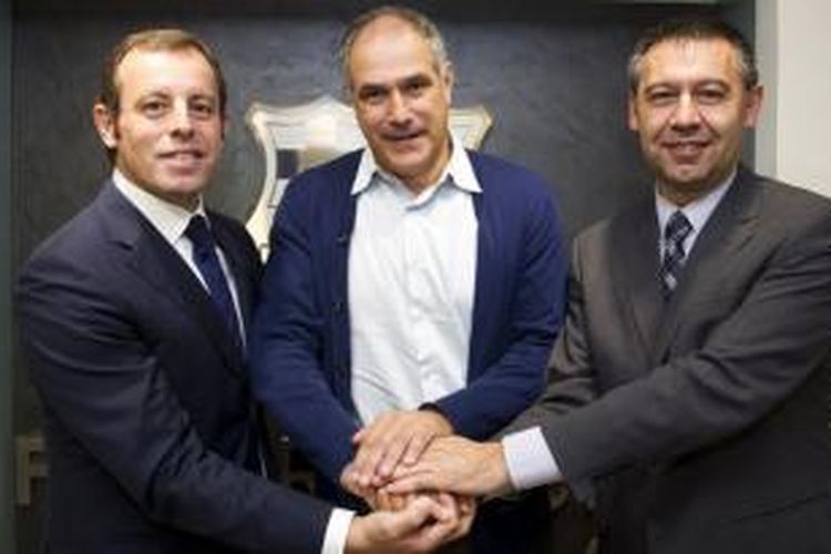 Direktur Olahraga Barcelona, Andoni Zubizarreta (tengah)