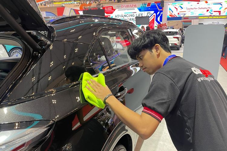 Mobil bisa selalu terlihat bersih dan kinclong berkat jasa pengelap mobil. Orang-orang ini biasa ditemui di suatu pameran dan siap siaga membersihkan mobil setelah dipegang pengunjung. 
