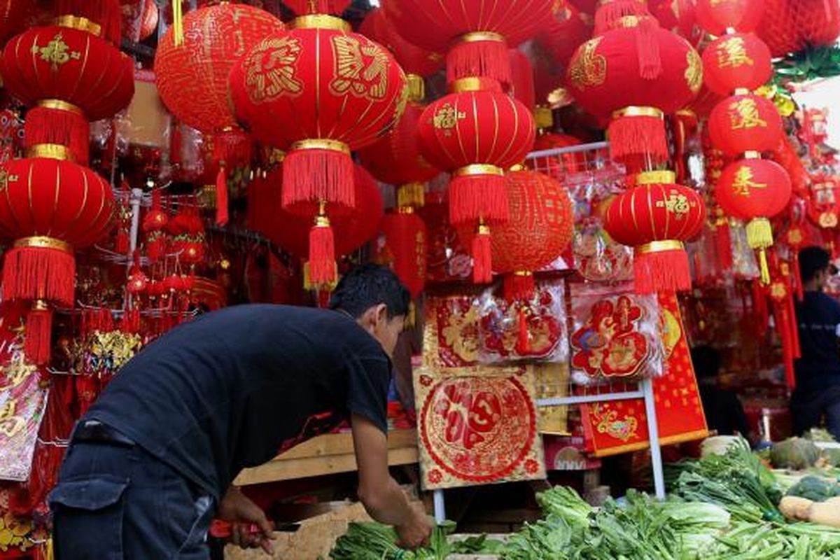 Pedagang pernak-pernik Tahun Baru China atau Imlek di Pasar Glodok di kawasan Pecinan Petak Sembilan, Taman Sari, Jakarta Barat, Rabu (25/1/2017). Aktivitas ekonomi di Pasar Glodok menunjukkan peningkatan dan para pedagang sudah menjajakan berbagai kebutuhan perayaan menjelang Imlek 2568 pada 28 Januari 2017.