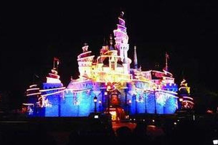 Kastil Tinker Bell bersinar terang sebelum pesta kembang api. Pesta kembang api digelar setiap hari di Disneyland Hongkong untuk menutup semua kegembiraan di hari itu.