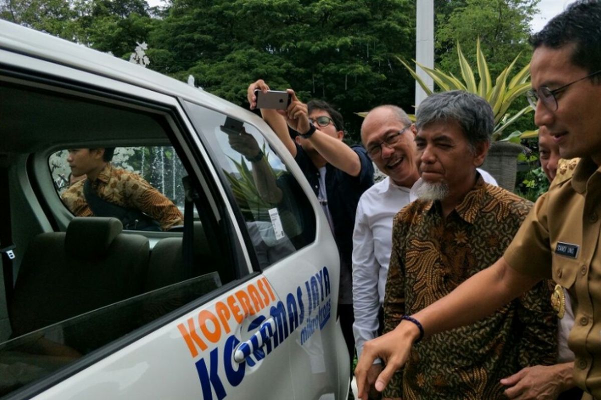 Wakil Gubernur DKI Jakarya, Sandiaga Uno, saat mencoba angkot ber-AC dengan jok menghadap ke depan, di Balai Kota DKI Jakarta, Selasa (30/1/2018).